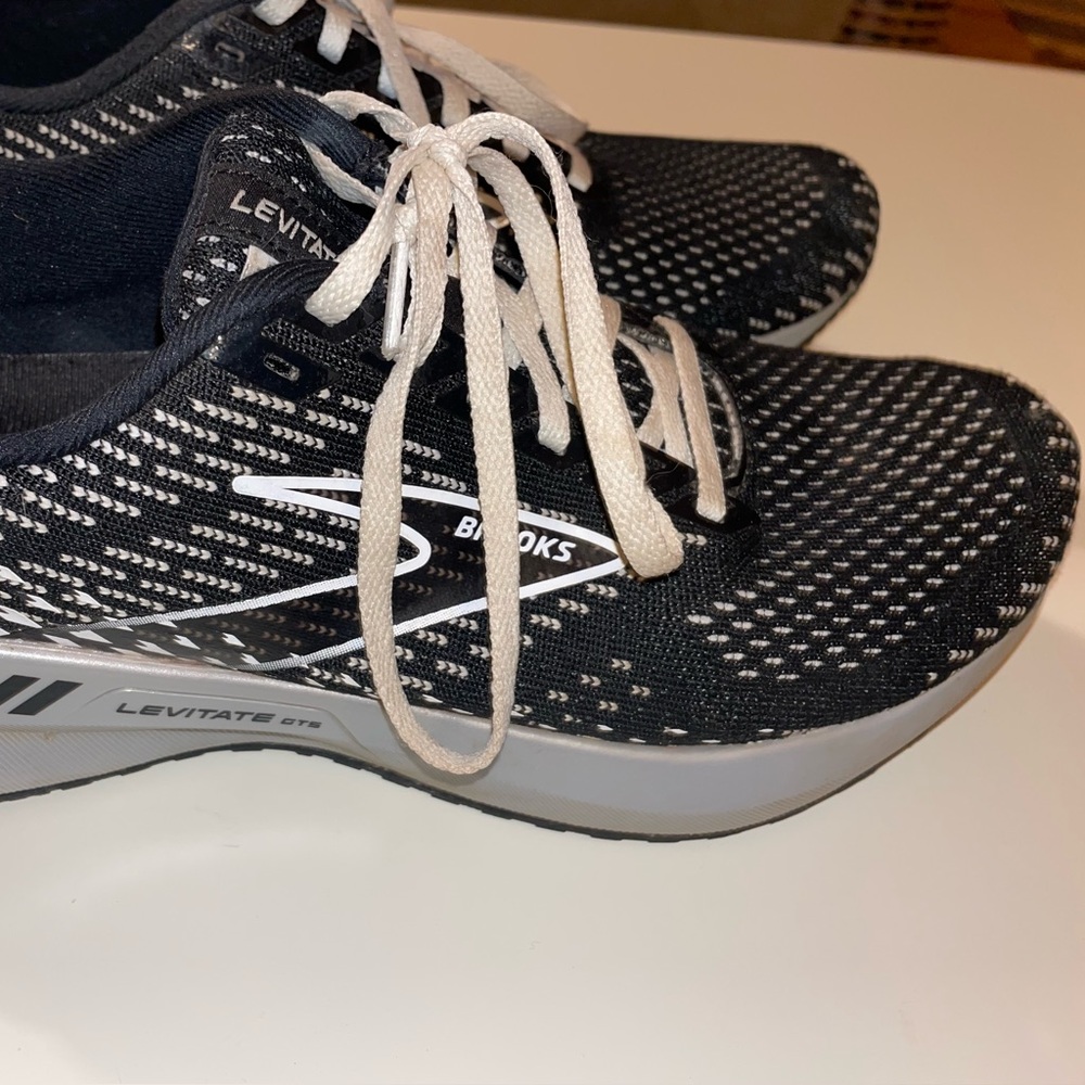 Brooks hardly used women’s Levitate GTS 5 running shoes!!